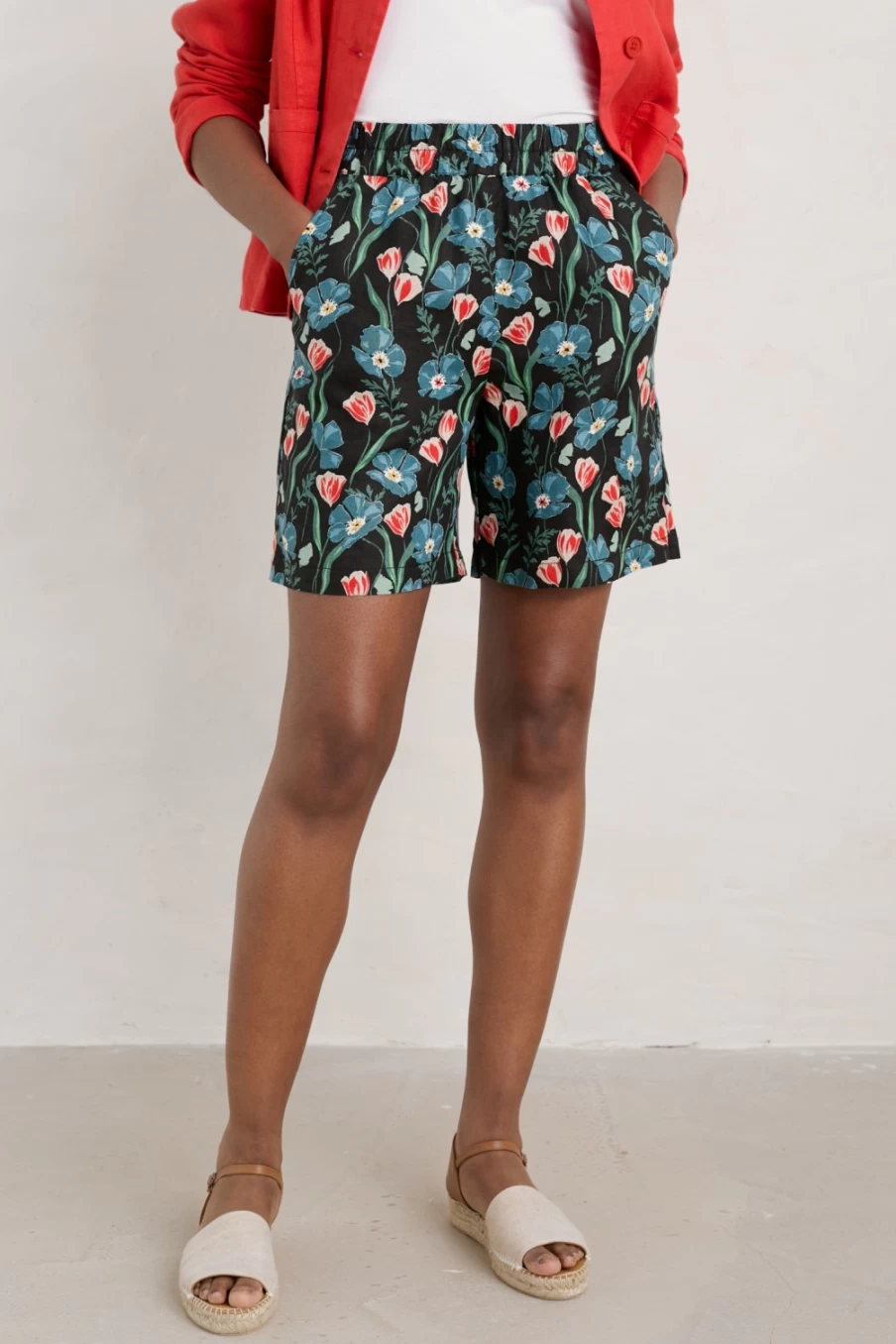 Seasalt Cornwall Women's Aviso Printed Linen Shorts in Poppies And Tulips Onyx